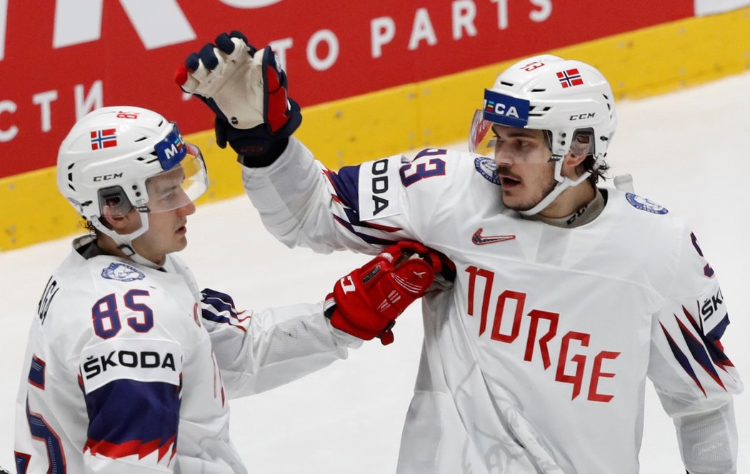 Michael Haga (vlevo) a Thomas Valkvae Olsen (vpravo) oslavují vstřelenou branku do sítě Itálie