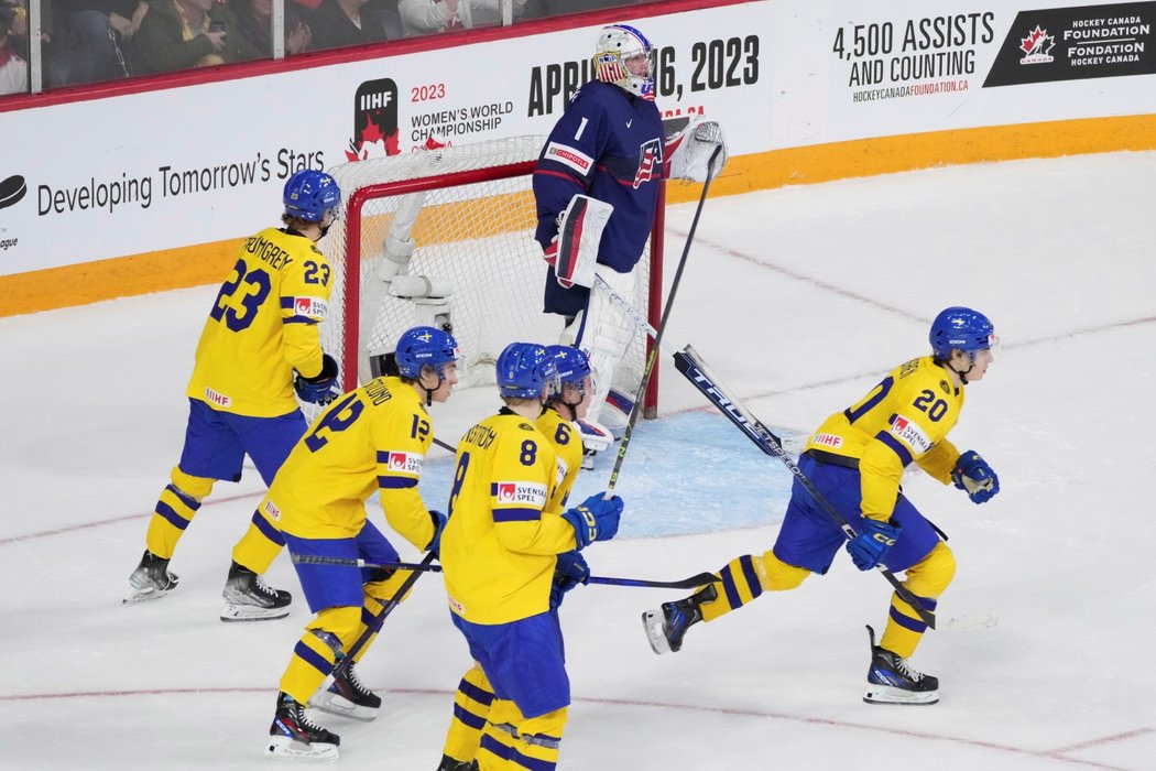 Hokejisté švédské dvacítky slaví gól v utkání o bronz proti USA