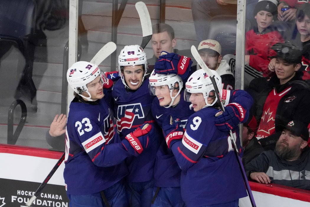 Hokejisté USA U20 slaví gól v zápase o bronz