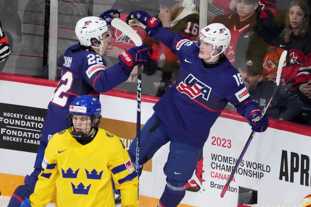 Hokejisté USA U20 slaví gól v zápase o bronz