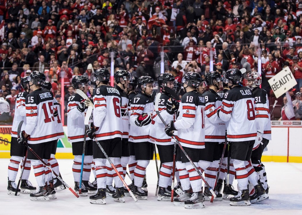 Hokejisté Kanady se radují z vítězství nad Švýcarskem na mistrovství světa do 20 let