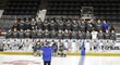 Slovenští hokejisté se po ukončeném MS juniorů fotili v prázdné aréně