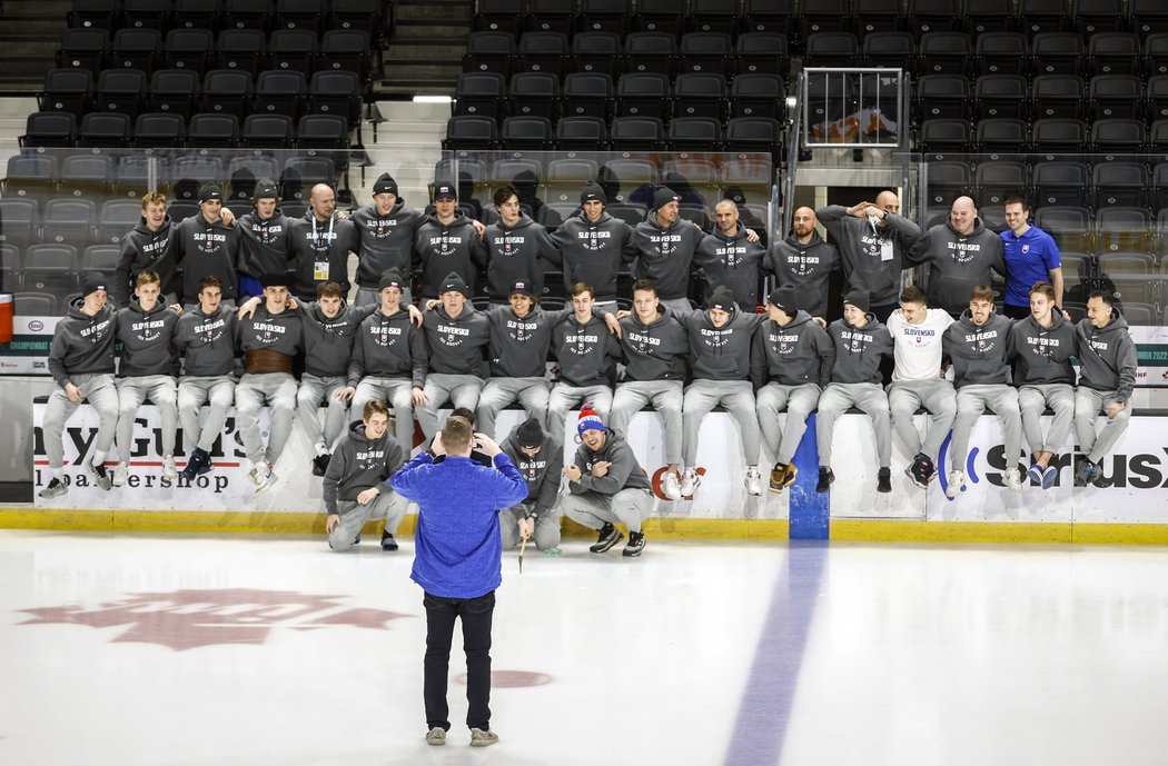 Slovenští hokejisté se po ukončeném MS juniorů fotili v prázdné aréně