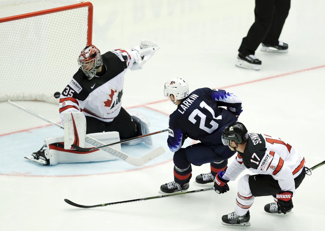 Dylan Larkin skóruje podruhé v utkání a USA vedou 4:3