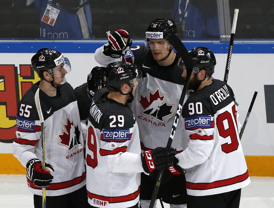 Hokejisté Kanady oslavují gól do sítě Norska