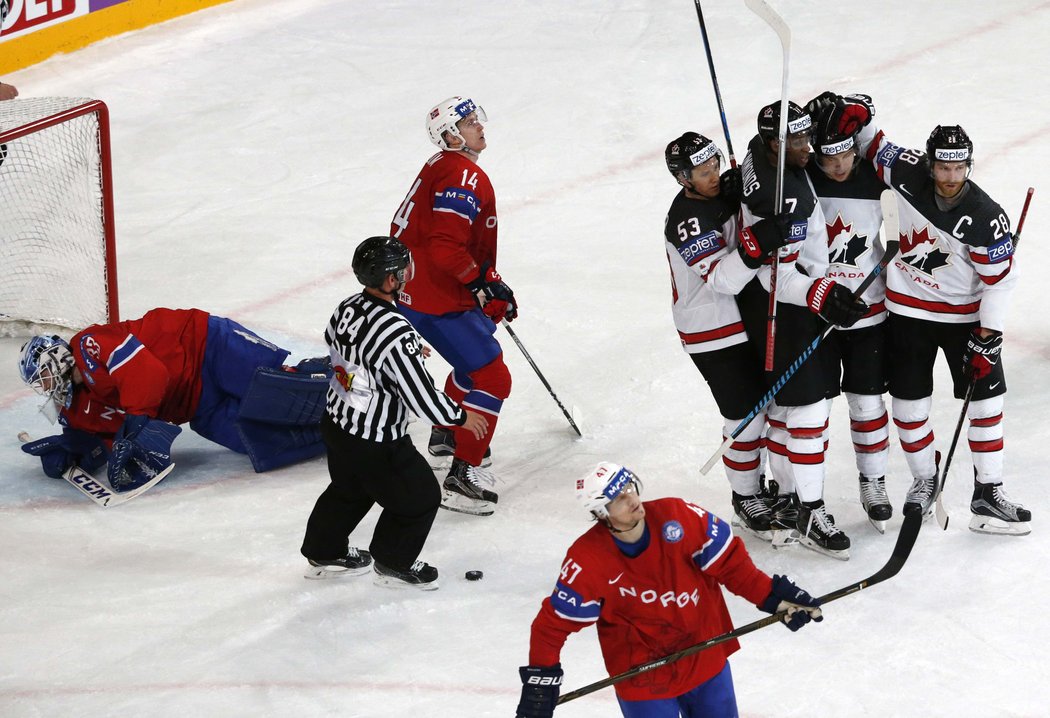 Hokejisté Kanady oslavují gól do sítě Norska