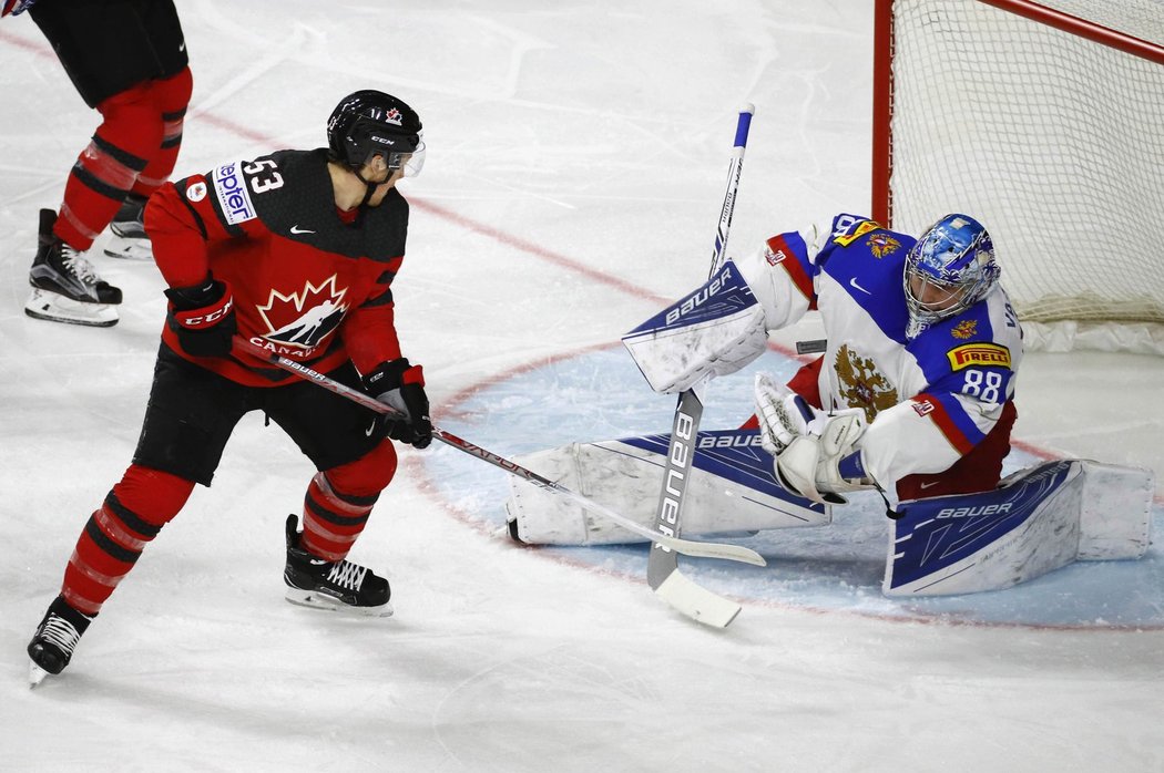 Jeff Skinner se snaží překonat ruského brankáře