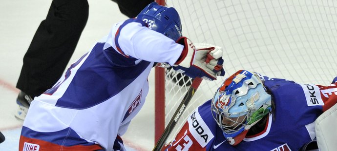 Zleva Ľuboš Bartečko (SVK), Gregorij Kuznik (SLO) a brankář Robert Kristan (SLO)