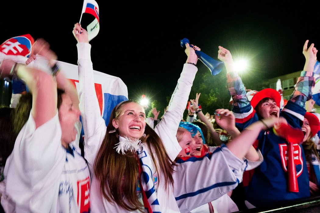 Slovenské fanynky sledují utkání na velkoplošné obrazovce