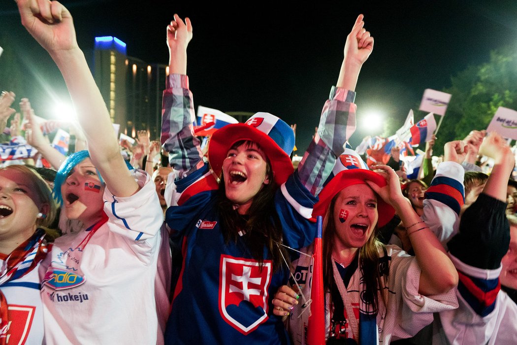 Slovenské fanynky sledují utkání na velkoplošné obrazovce
