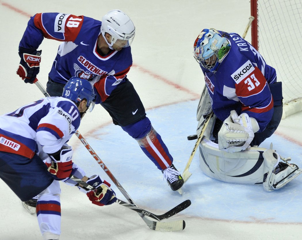 Zleva Marián Gáborík (SVK), Gregory Kuznik (SLO) a brankář Robert Kristan (SLO)