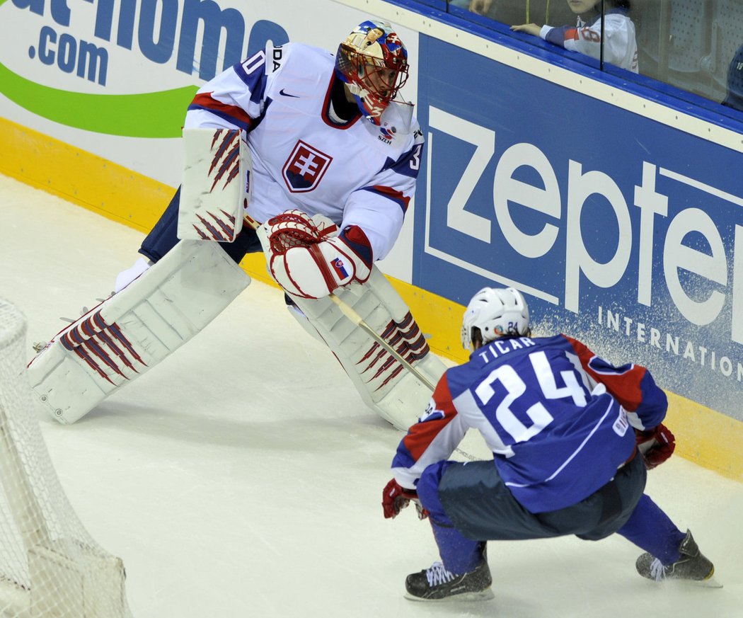 Vlevo Jaroslav Halák (SVK), vpravo Rok Tičar (SLO)