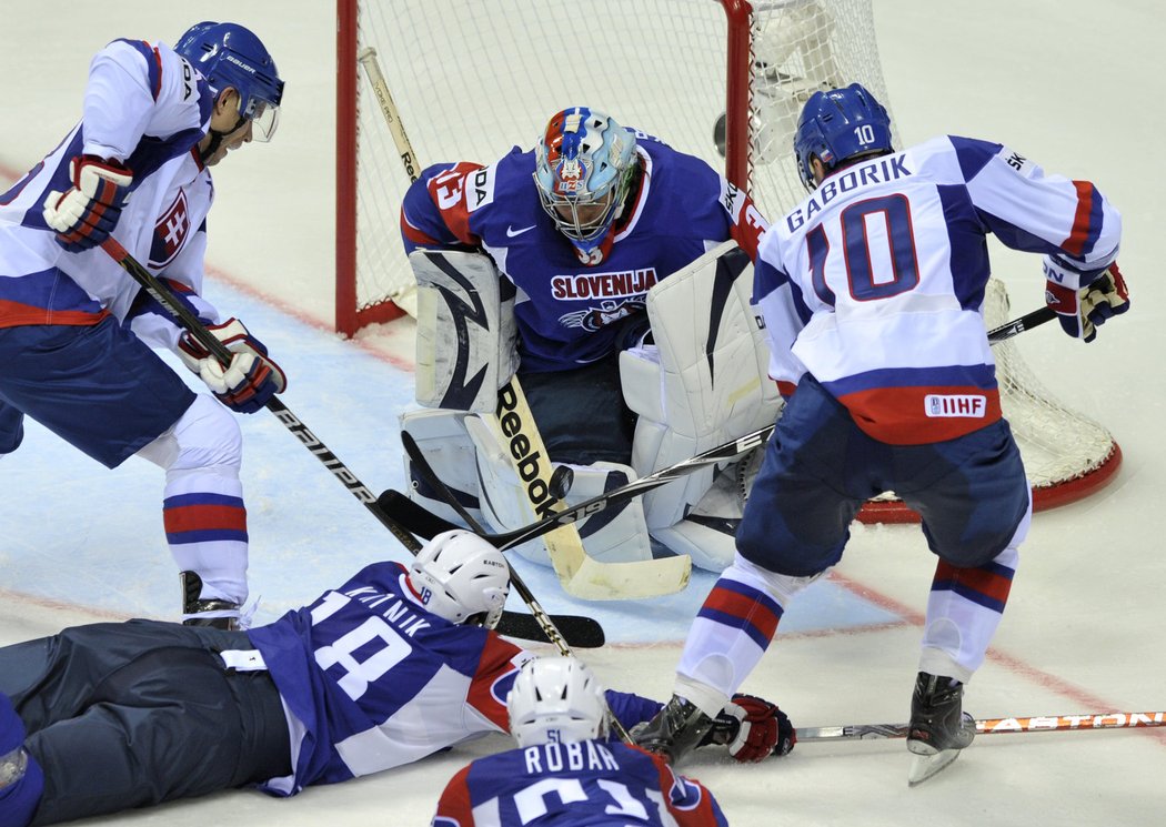 Zleva Ľuboš Bartečko (SVK), Gregorij Kuznik (SLO), brankář Robert Kristan (SLO), Mitja Robar (SLO) a Marián Gáborík (SVK)