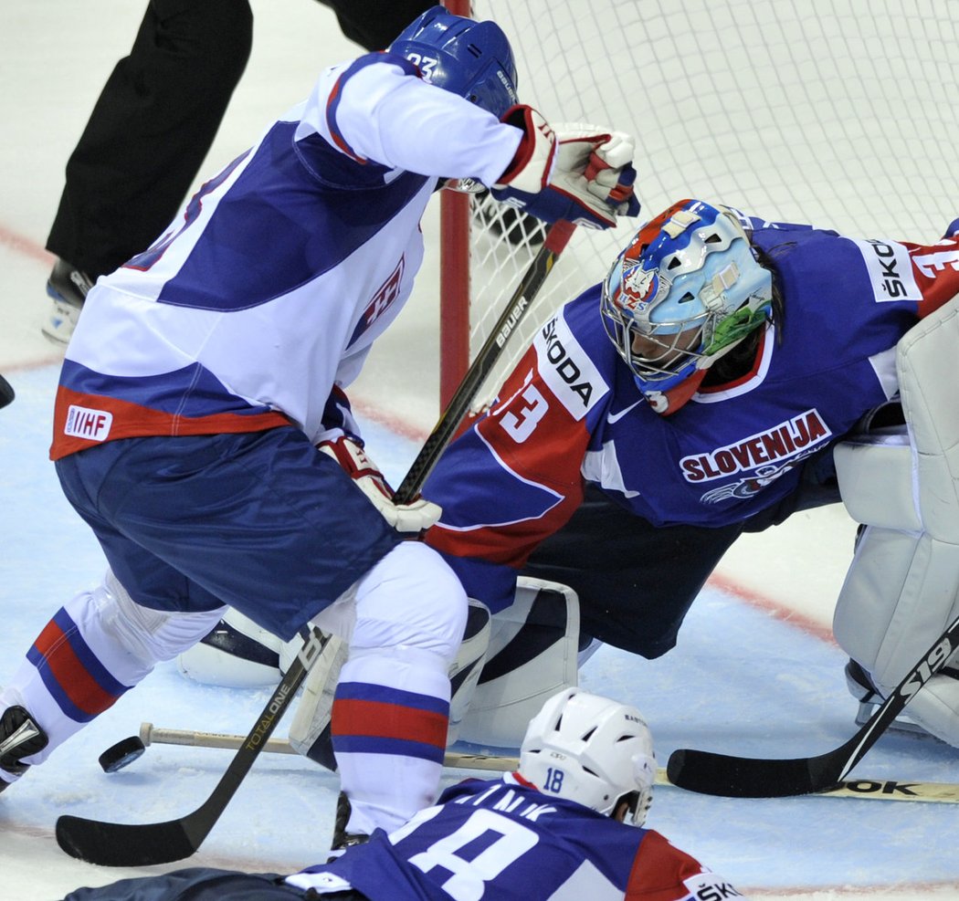 Zleva Ľuboš Bartečko (SVK), Gregorij Kuznik (SLO) a brankář Robert Kristan (SLO)