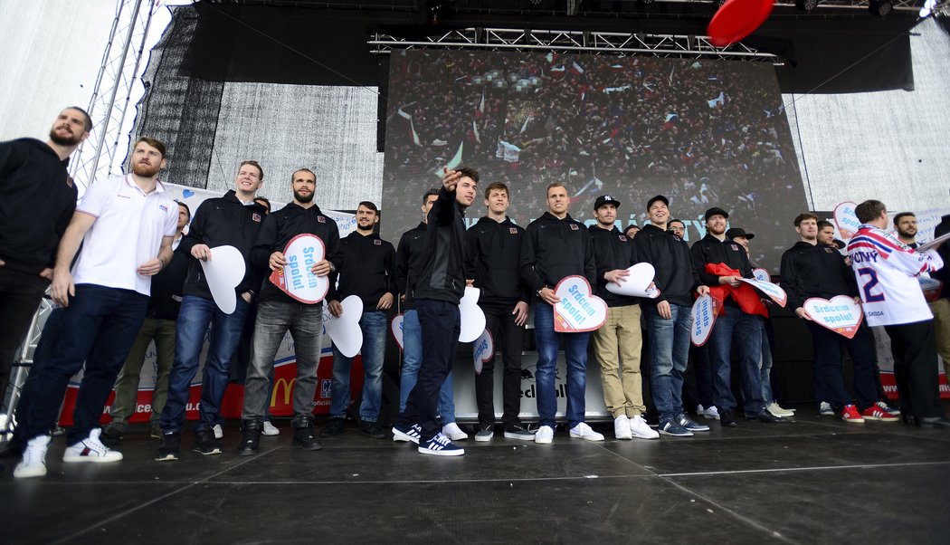 Čeští hokejisté při otevírání fanzóny pro světový šampionát