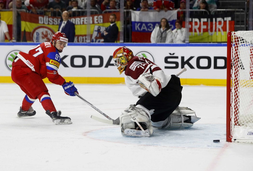 Nikita Gusev se snaží prostřelit lotyšského brankáře