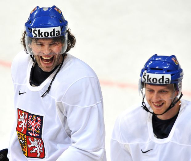 Jaromír Jágr a Miroslav Blaťák si i při tréninku našli čas na žerty Jaromír Jágr a Miroslav Blaťák si i při tréninku našli čas na žerty