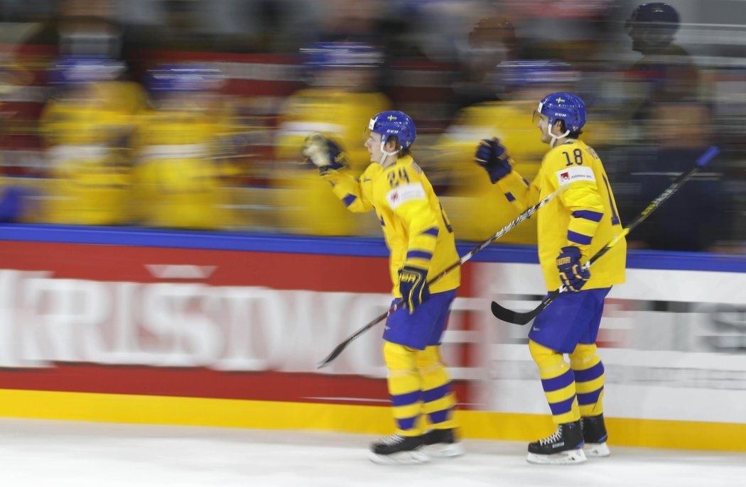 Lias Andersson a Dennis Everberg slaví první gól v síti Běloruska