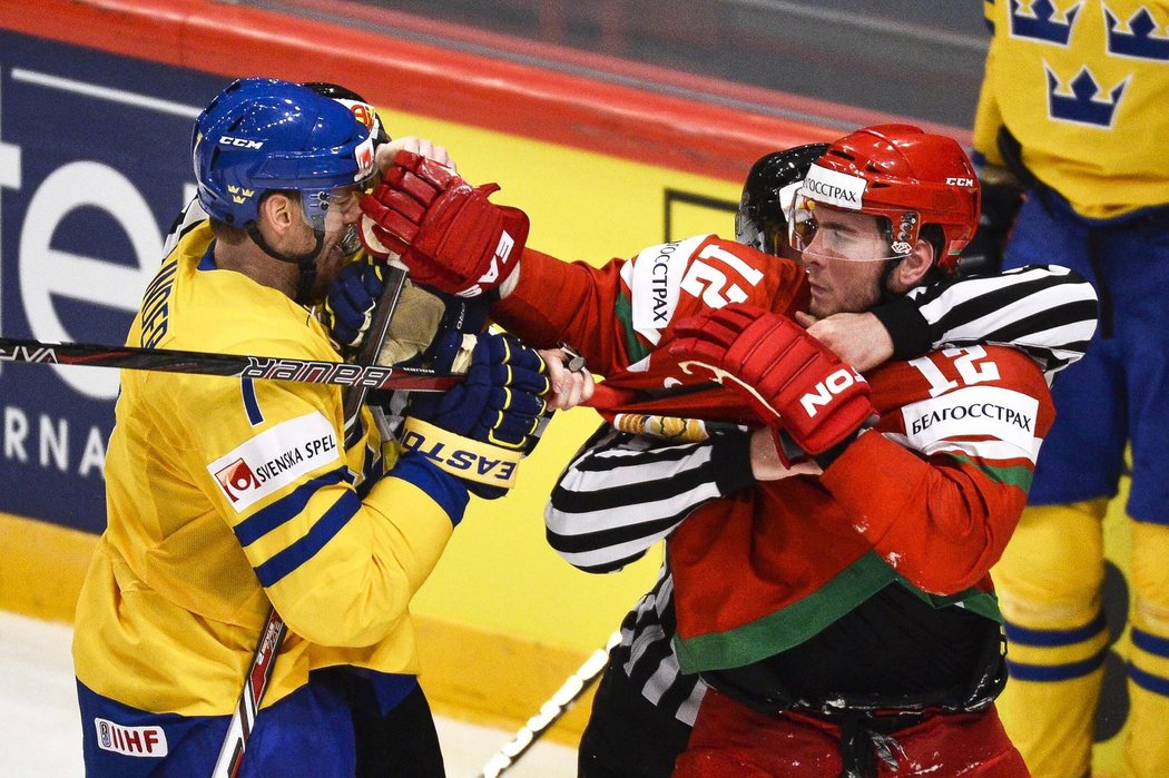 Hokejisté Švédska odvrátili blamáž. Na MS vyhráli nad Běloruskem, byli rádi za těsnou výhru 2:1. Ta je ale hodně bolela