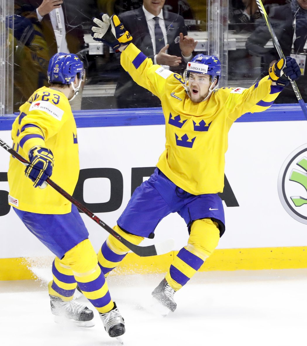 Oliver Ekman-Larsson a Viktor Arvidsson slaví švédský gól