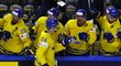 Hokejisté Švédska oslavují gól do sítě Finska