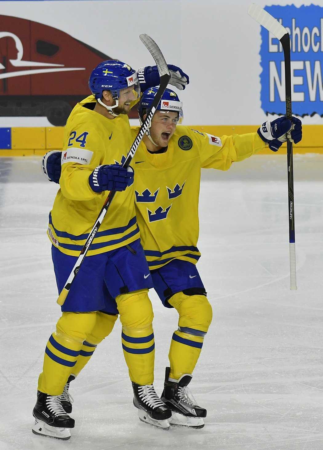 Hokejisté Švédska oslavují gól do sítě Finska
