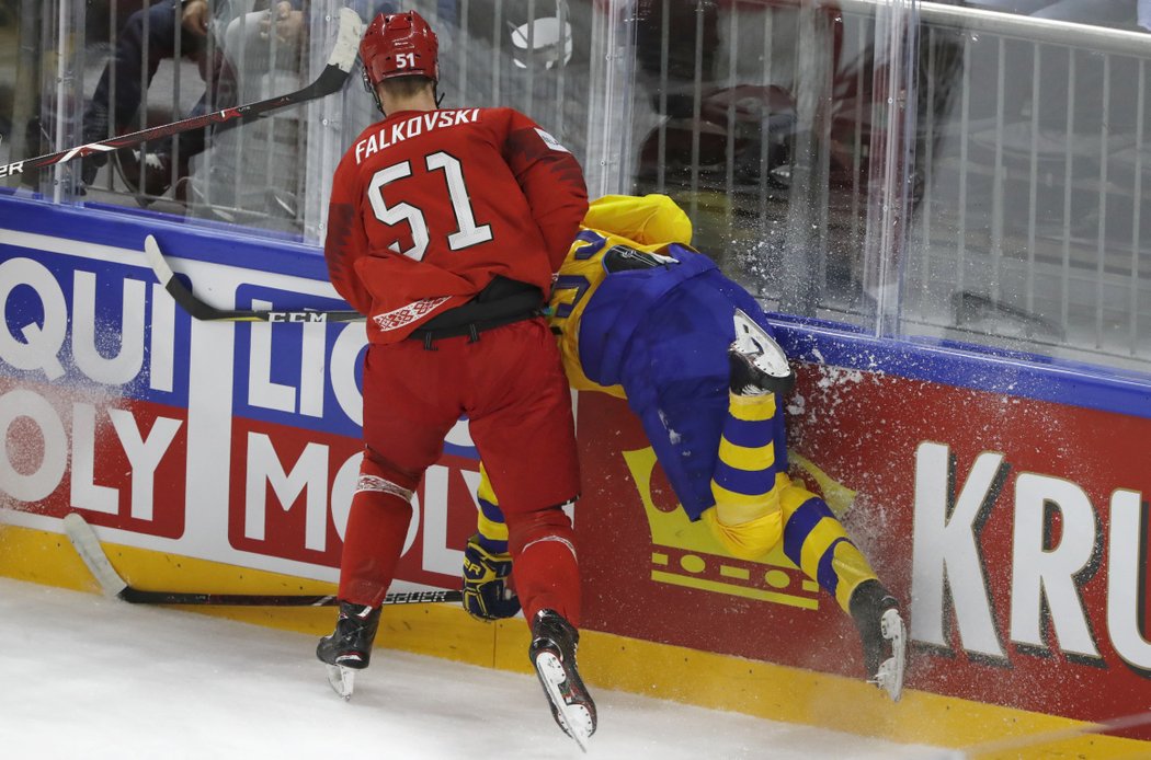 Stepan Falkovski pěkně natřel hvězdného útočníka Miku Zibanejada