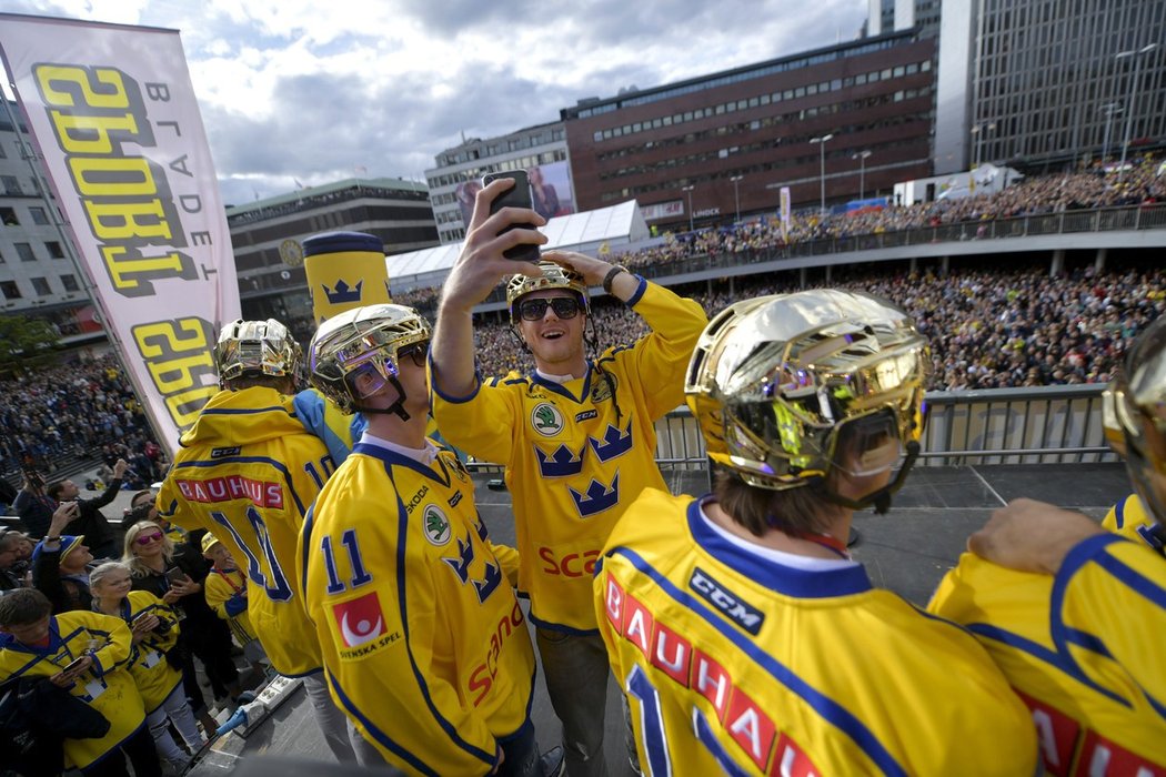 Zaplněné náměstí ve Stockholmu a šťastní mistři světa