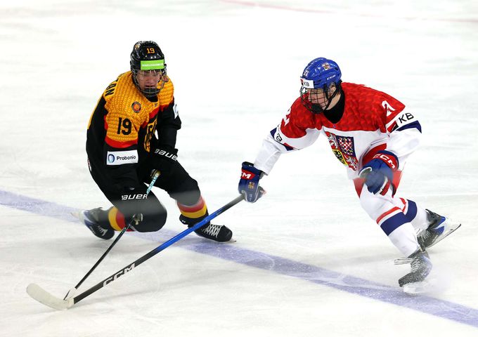 Německo U18 - Česko U18 3:2p. Mladíci na MS poprvé prohráli, rozhodl nájezd v prodloužení Německo U18 - Česko U18 3:2p. Mladíci na MS poprvé prohráli, rozhodl nájezd v prodloužení