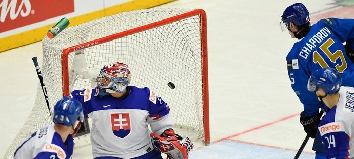 Samuel Hlavaj inkasuje branku v zápase Slovenska s Kazachstánem
