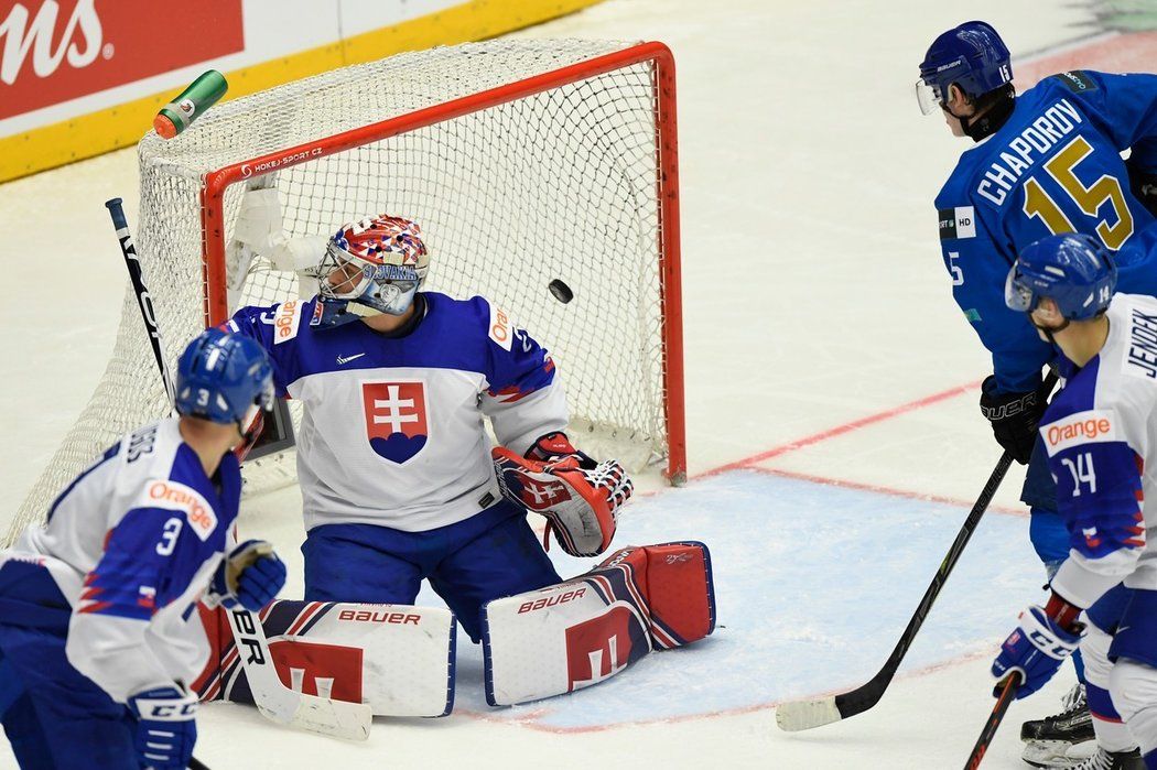 Samuel Hlavaj inkasuje branku v zápase Slovenska s Kazachstánem