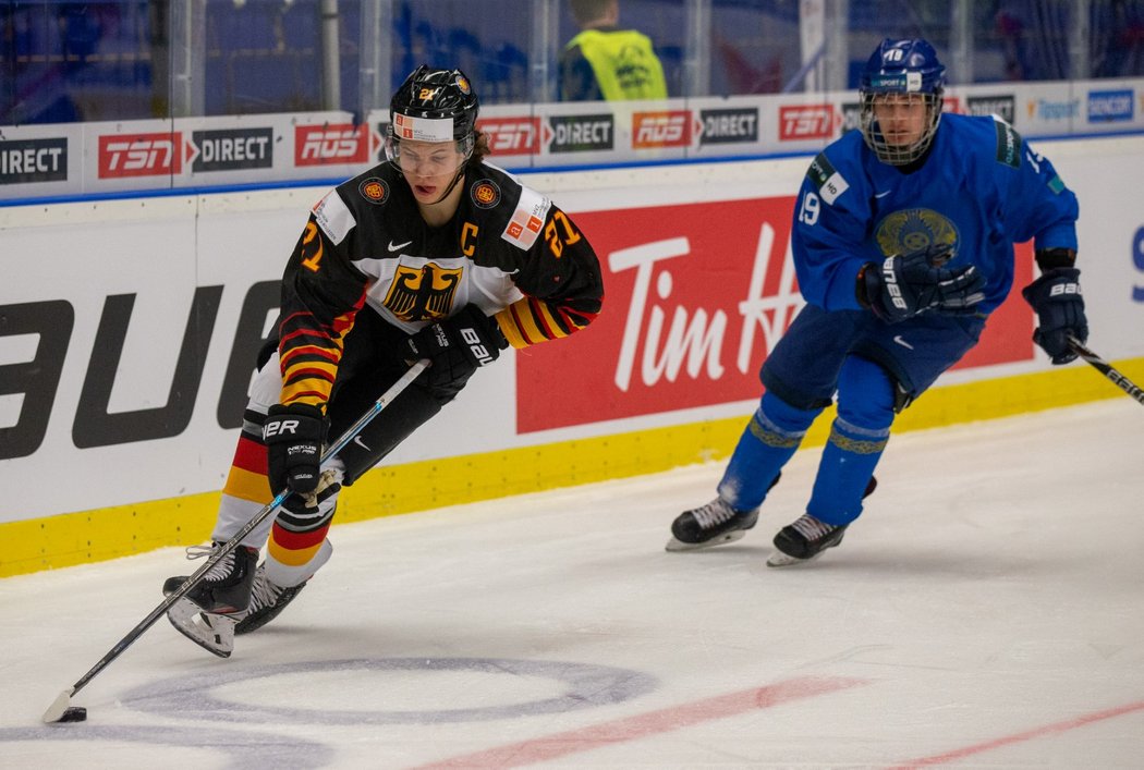 Moritz Seider (v popředí) si kryje kotouč před Stanislavem Alexandrovem (v pozadí)