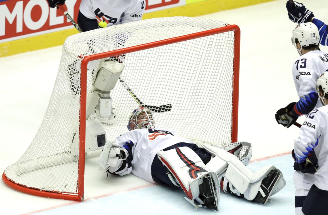 Keith Kinkaid v bráně USA právě inkasoval