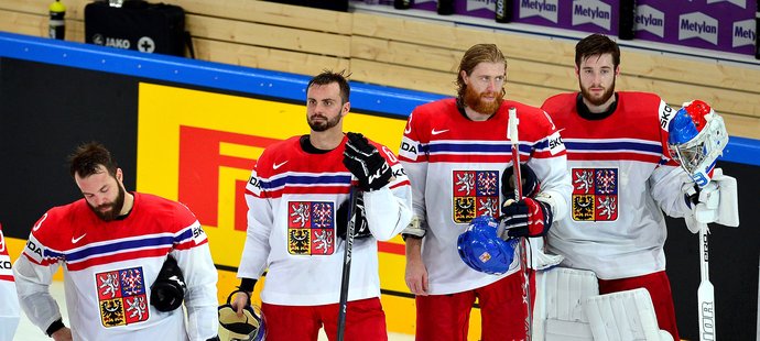 Kvartet českých hokejistů sleduje radující se Rusy