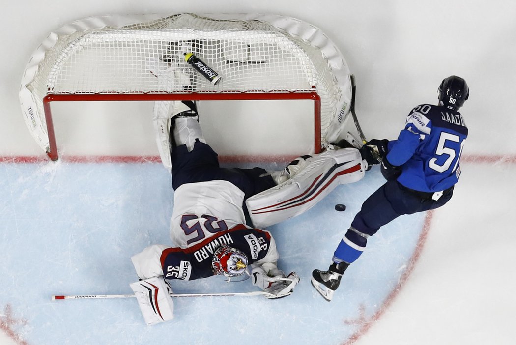 Gólman USA Jimmy Howard likviduje finskou šanci