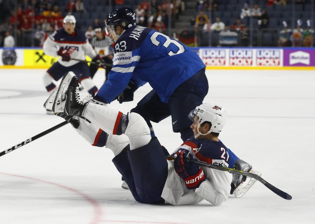 Americký útočník Dylan Larkin v souboji s Finem Markusem Hainikainenem