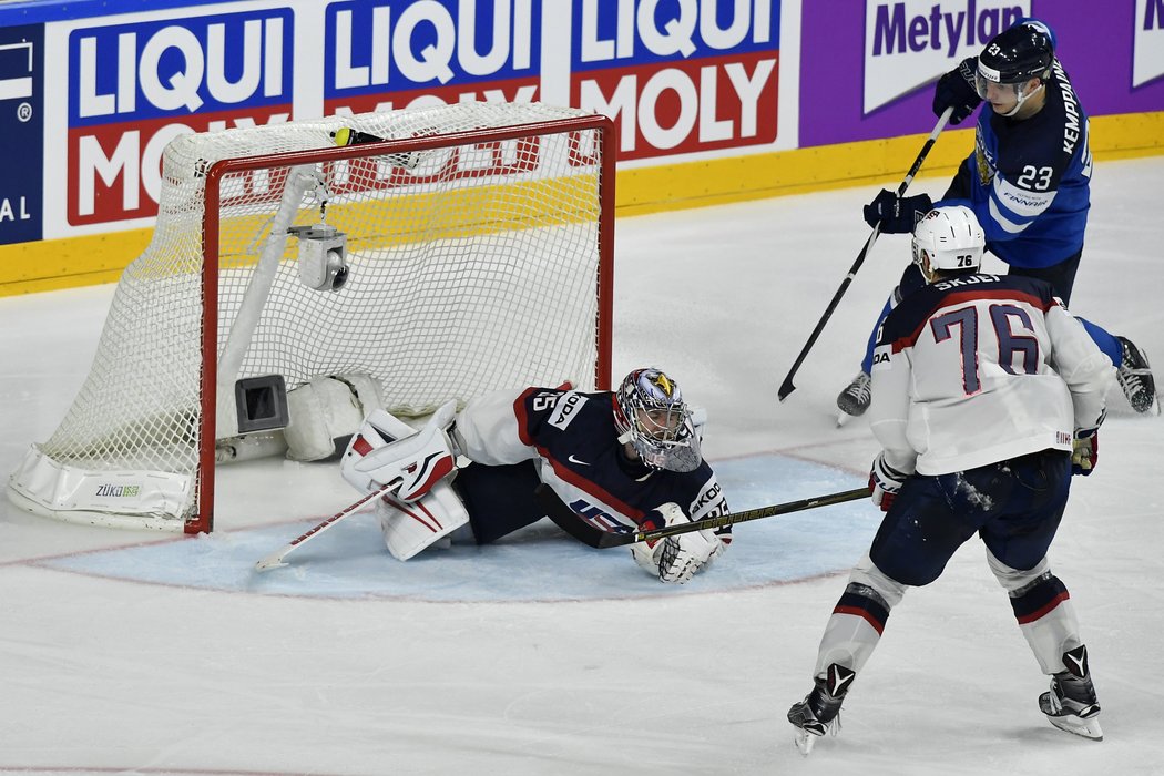 Americký gólman Jimmy Howard byl krátký na střelu Fina Joonase Kemppainena