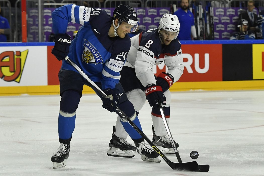 Obránce USA Jacob Trouba v souboji s finským útočníkem Janim Lajunenem