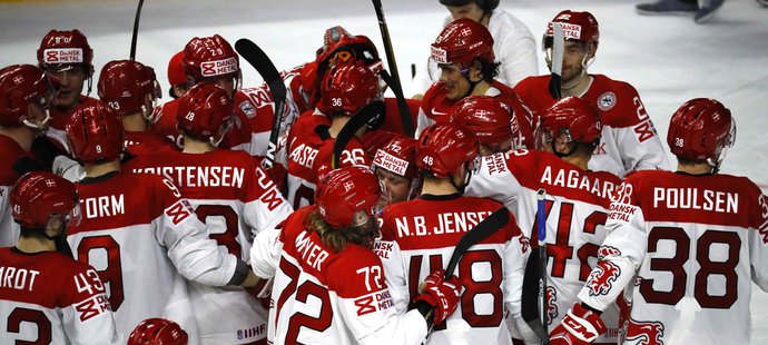 Dánští hokejisté slaví výhru 4:3 po samostatných nájezdech nad Slovenskem