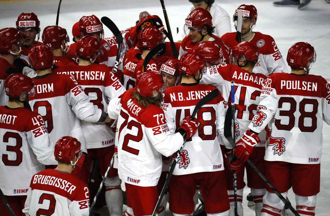 Dánští hokejisté slaví výhru 4:3 po samostatných nájezdech nad Slovenskem