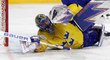 Henrik Lundqvist předvádí jeden ze svých skvělých zákroků během finále MS v hokeji proti Kanadě
