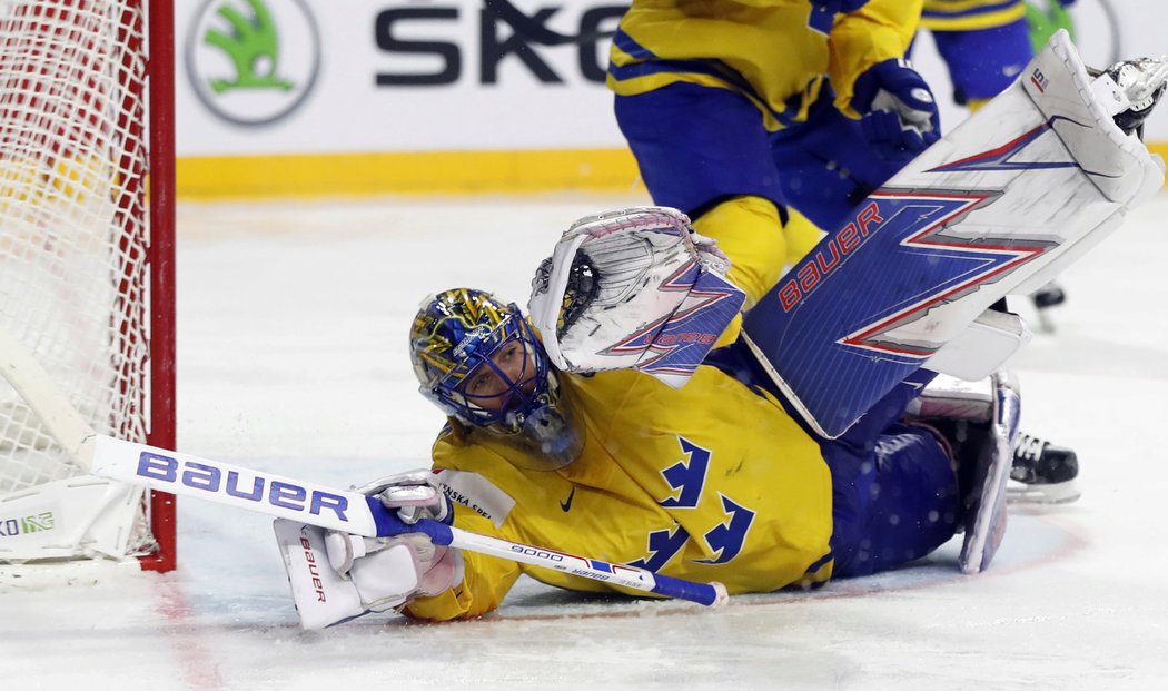 Henrik Lundqvist předvádí jeden ze svých skvělých zákroků během finále MS v hokeji proti Kanadě