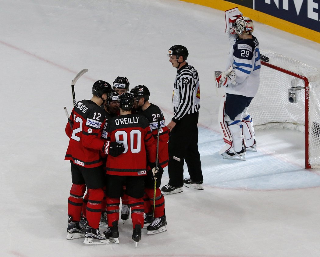 Kanadští hokejisté se radují z branky proti Finsku