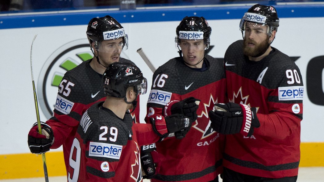 Kanadští hokejisté se radují z branky proti Francii, domácí však otočili skóre