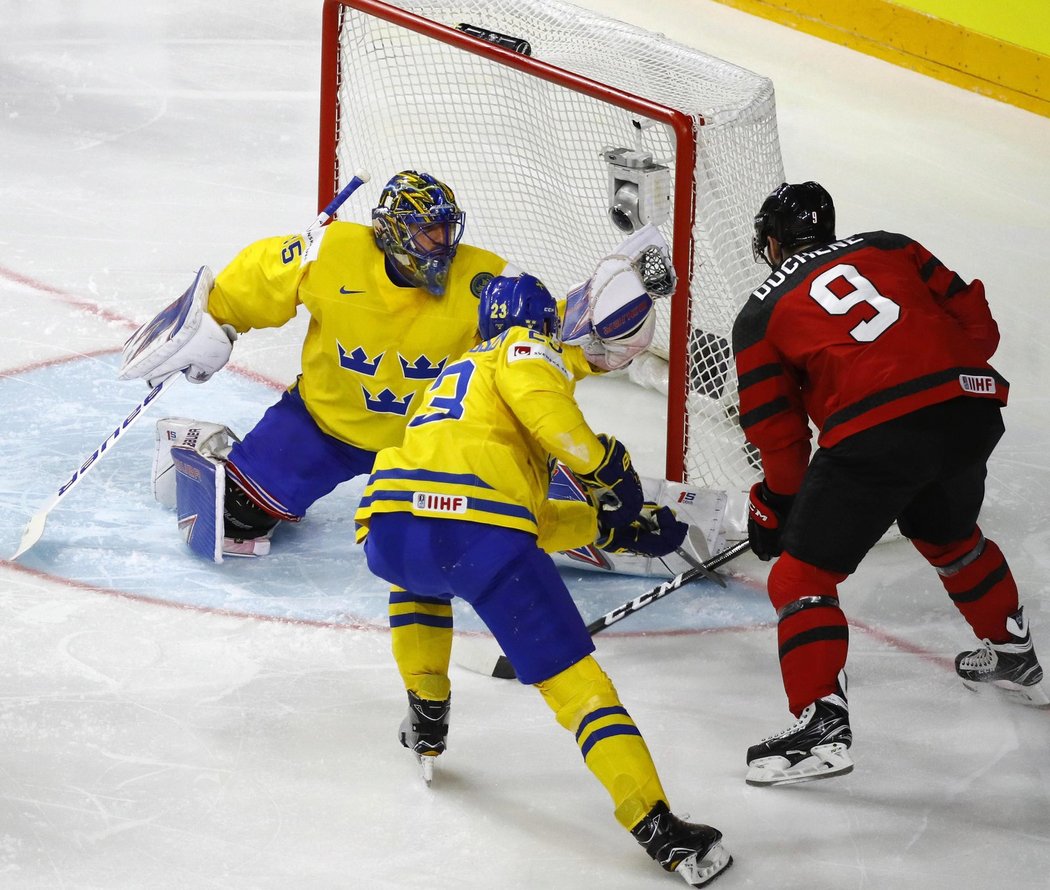 Henrik Lundqvist se musel vytáhnout už v úvodu zápasu