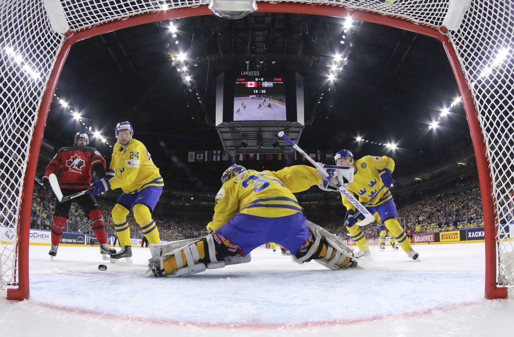 Henrik Lundqvist svůj tým výrazně podržel, takto zlikvidoval jednu šanci Kanady