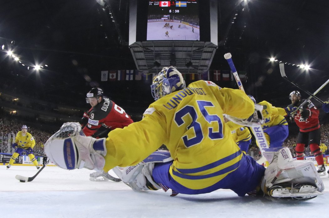 Brankář Tre Kronor zasahuje proti Mattu Duchenovi