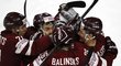 Lotyšští hokejisté se radují ze vstřelené branky