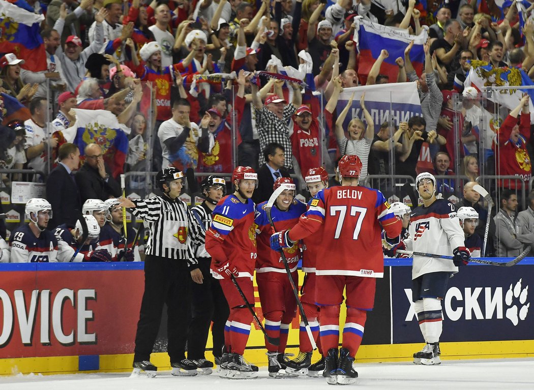 Ruští hokejisté se radují ze vstřelené branky proti USA