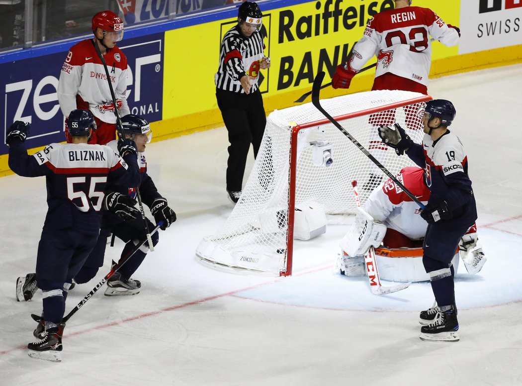 Slovenští hokejisté se radují ze snížení nepříznivého stavu skóre utkání proti Dánům